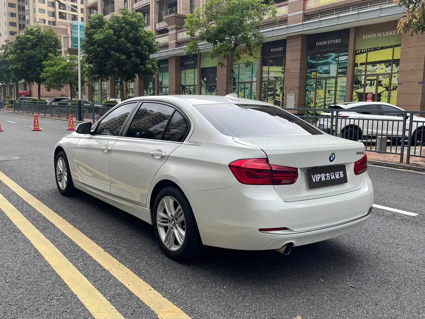 Photo 4 - BMW 3 Series