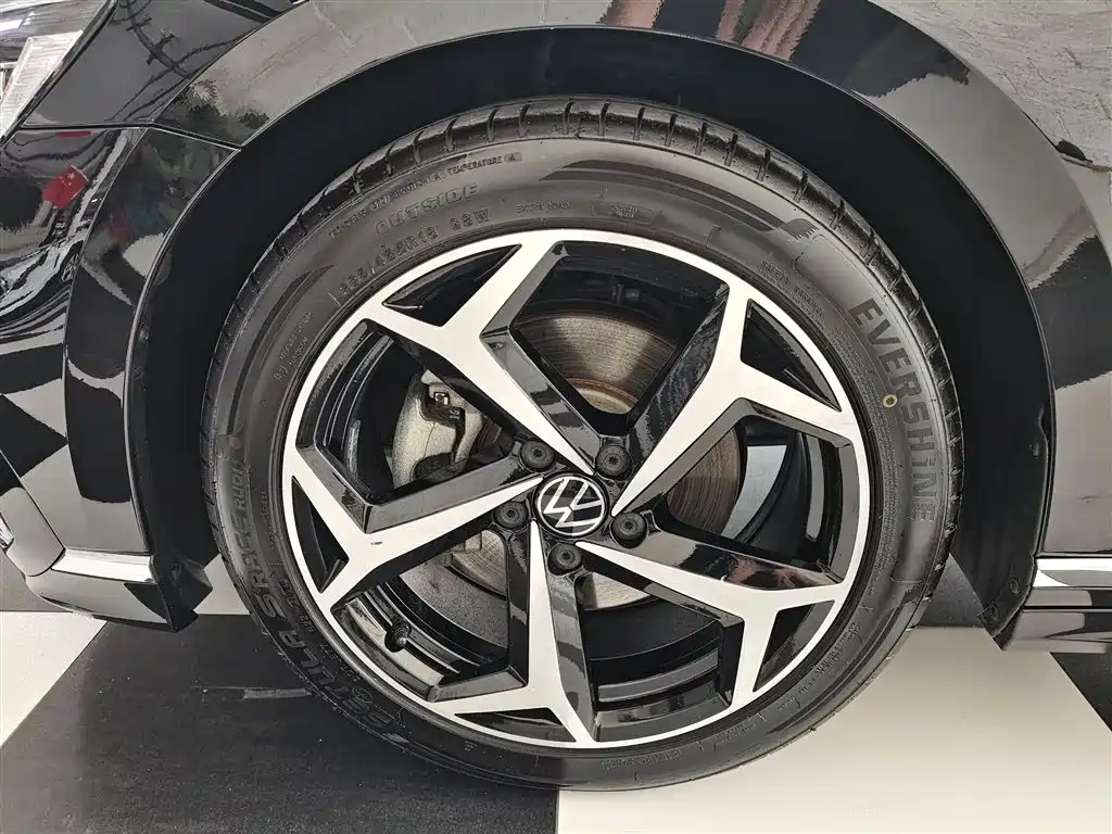 Volkswagen Magotan 2023 Model 2 Million Commemorative Edition 330TSI DSG Luxury фото 14