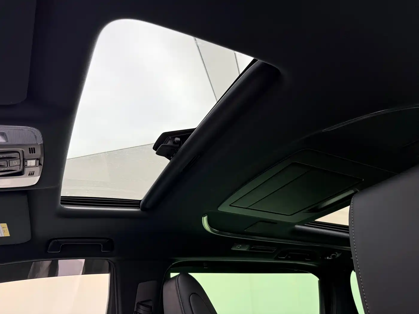 Lexus LM 2020 300h Seven-Seater Elegance Edition фото 11
