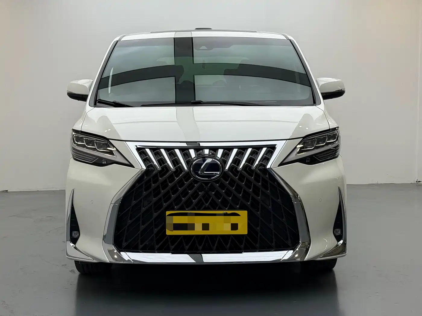 Lexus LM 2020 300h Seven-Seater Elegance Edition фото 2
