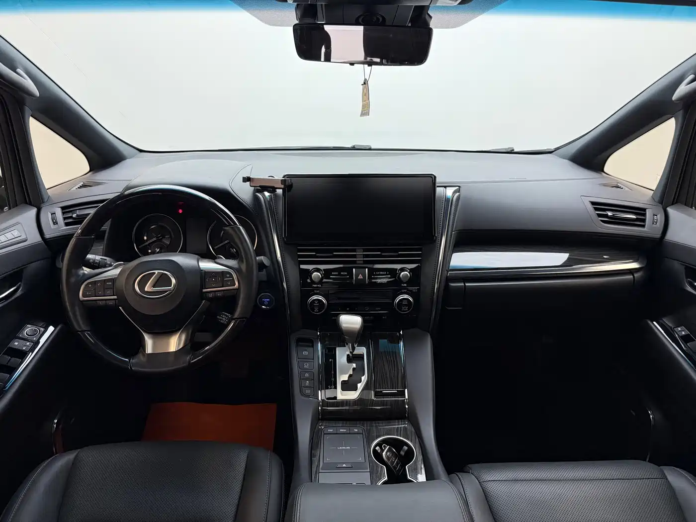 Lexus LM 2020 300h Seven-Seater Elegance Edition фото 17