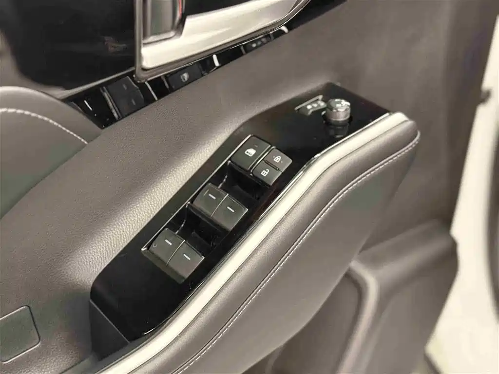 Toyota Highlander 2023 2.5L Smart Hybrid Dual Engine AWD Premium 7-Seater фото 17