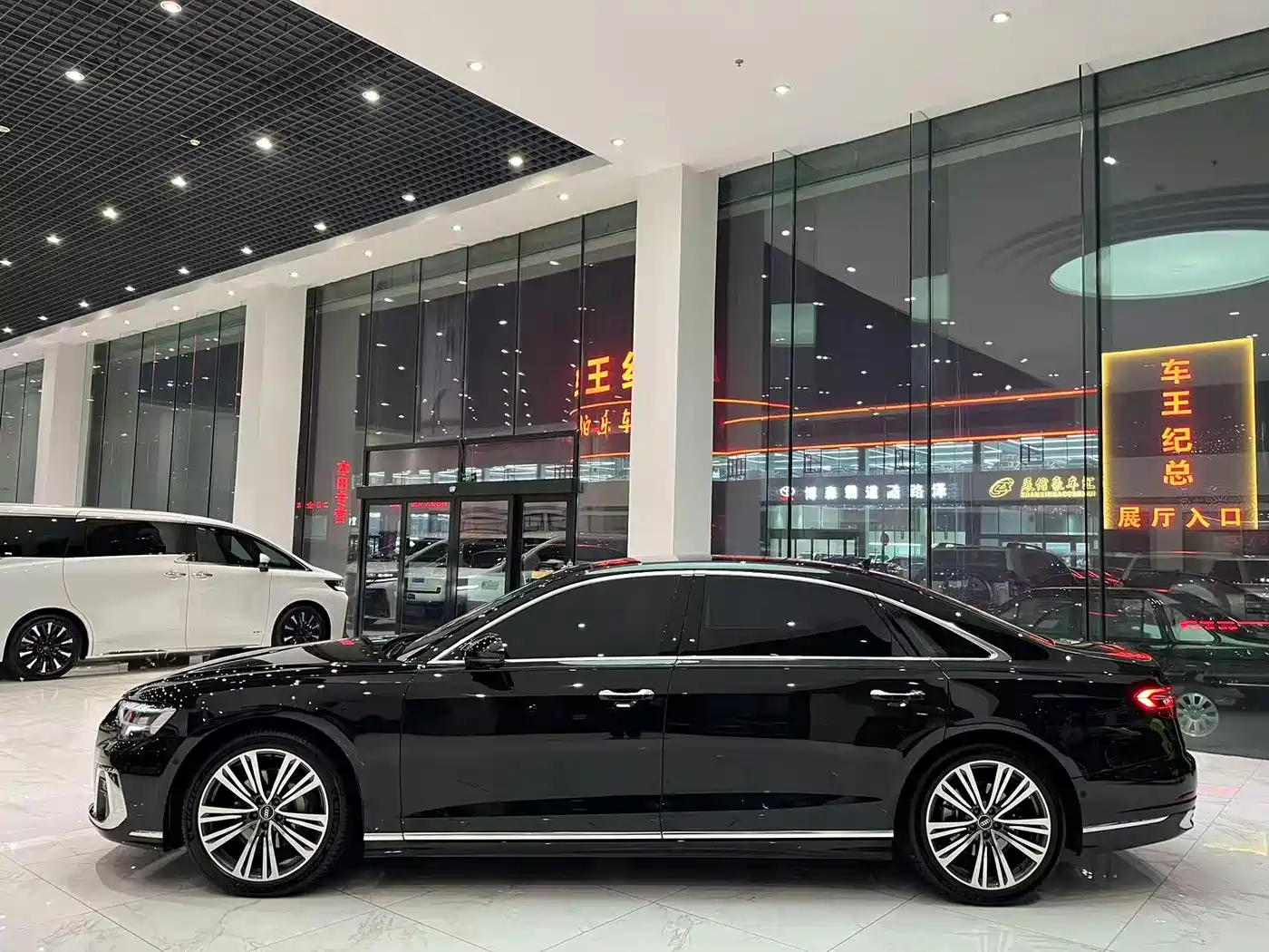 Audi A8 2023 A8L 50 TFSI quattro Exclusive фото 4