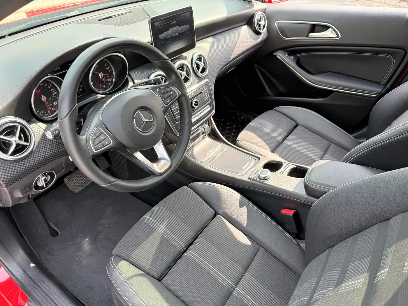 Mercedes-Benz A-Class (Import) 2016 A 200 Fashion фото 10