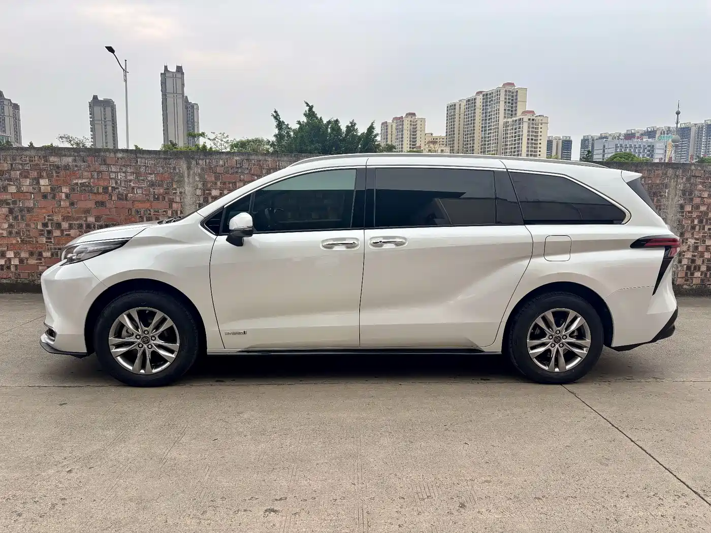Toyota Sienna 2021 2.5L Hybrid Premium Edition фото 7