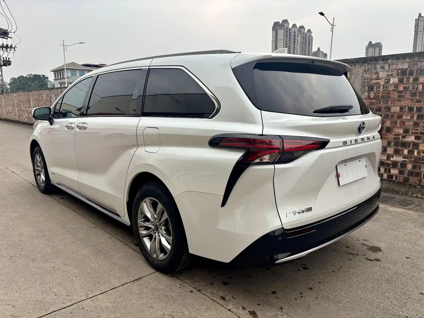 Toyota Sienna 2021 2.5L Hybrid Premium Edition фото 6