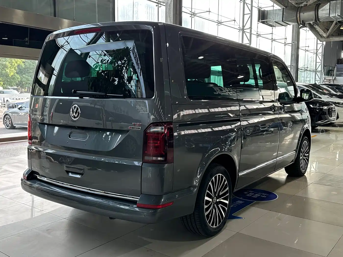 Volkswagen Multivan 2018 2.0TSI 4WD Premium Edition 7-Seater фото 4
