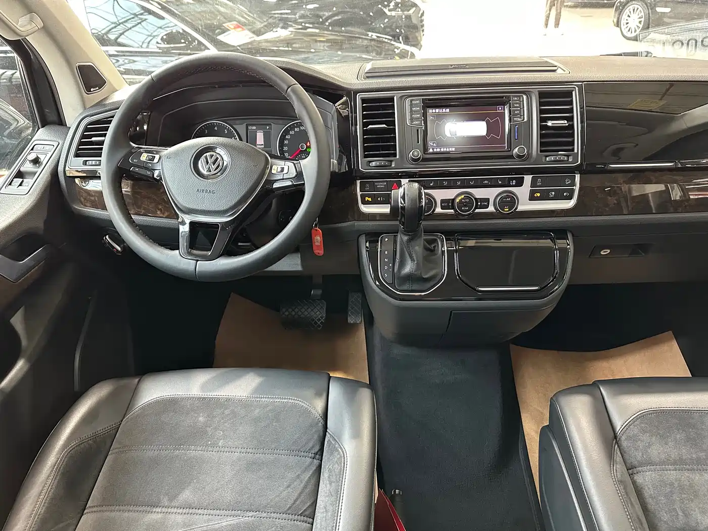 Volkswagen Multivan 2018 2.0TSI 4WD Premium Edition 7-Seater фото 14