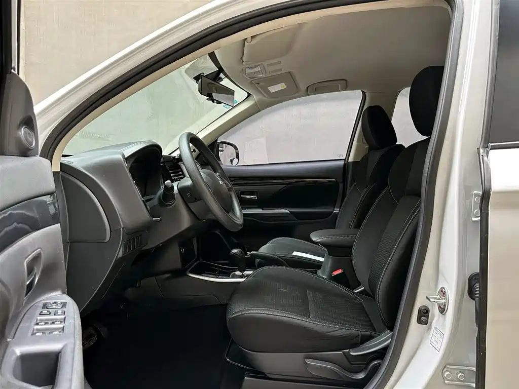 Mitsubishi Outlander 2021 2.0L 2WD Smooth Ride Version 5-Seater фото 9