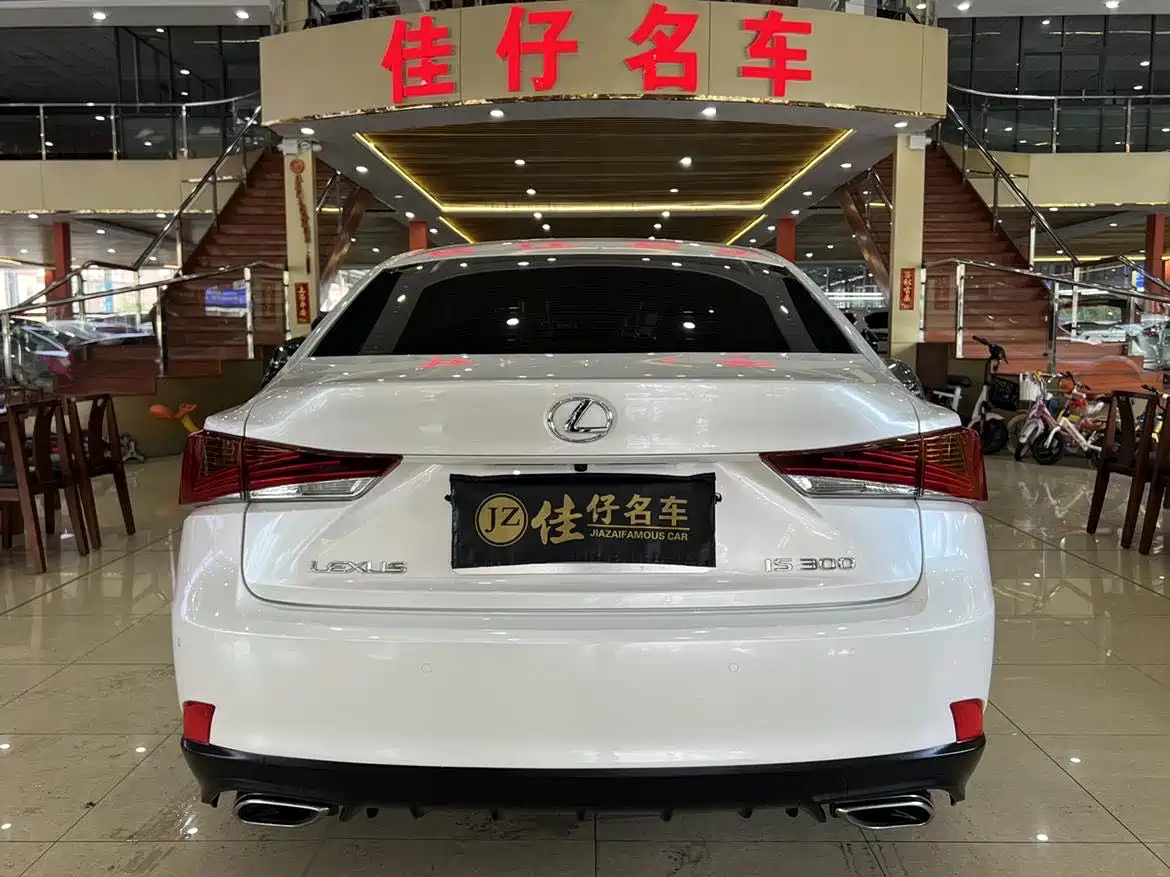 Lexus IS 2018 2017 300 Leading Edition