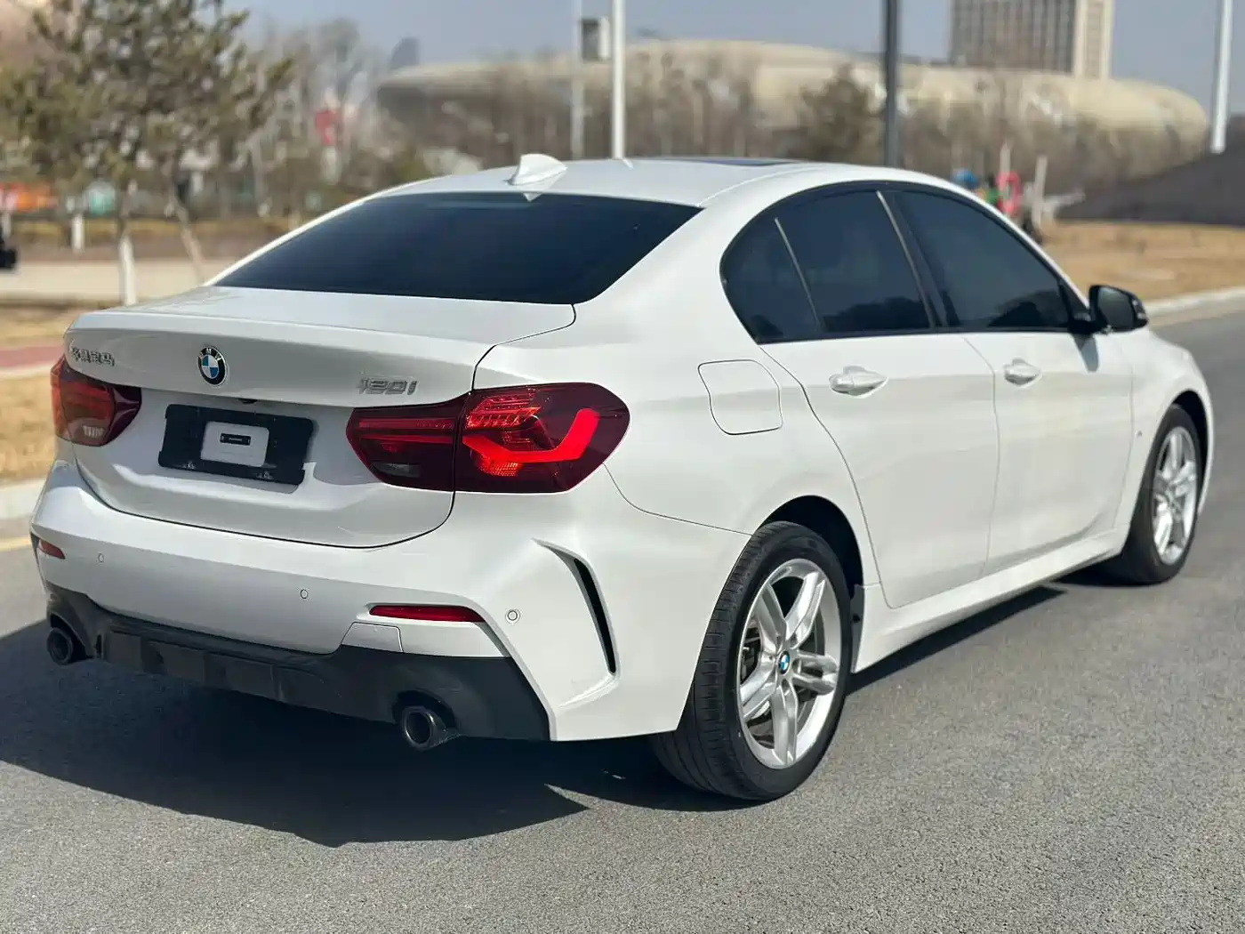 BMW 1 Series 2023 120i M Sport Shadow Edition фото 6