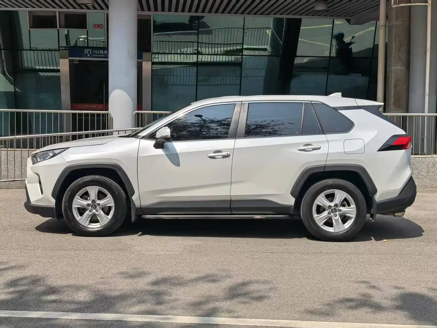 Toyota RAV4 Rongfang 2022 2.0L CVT 2WD Urban Edition фото 5