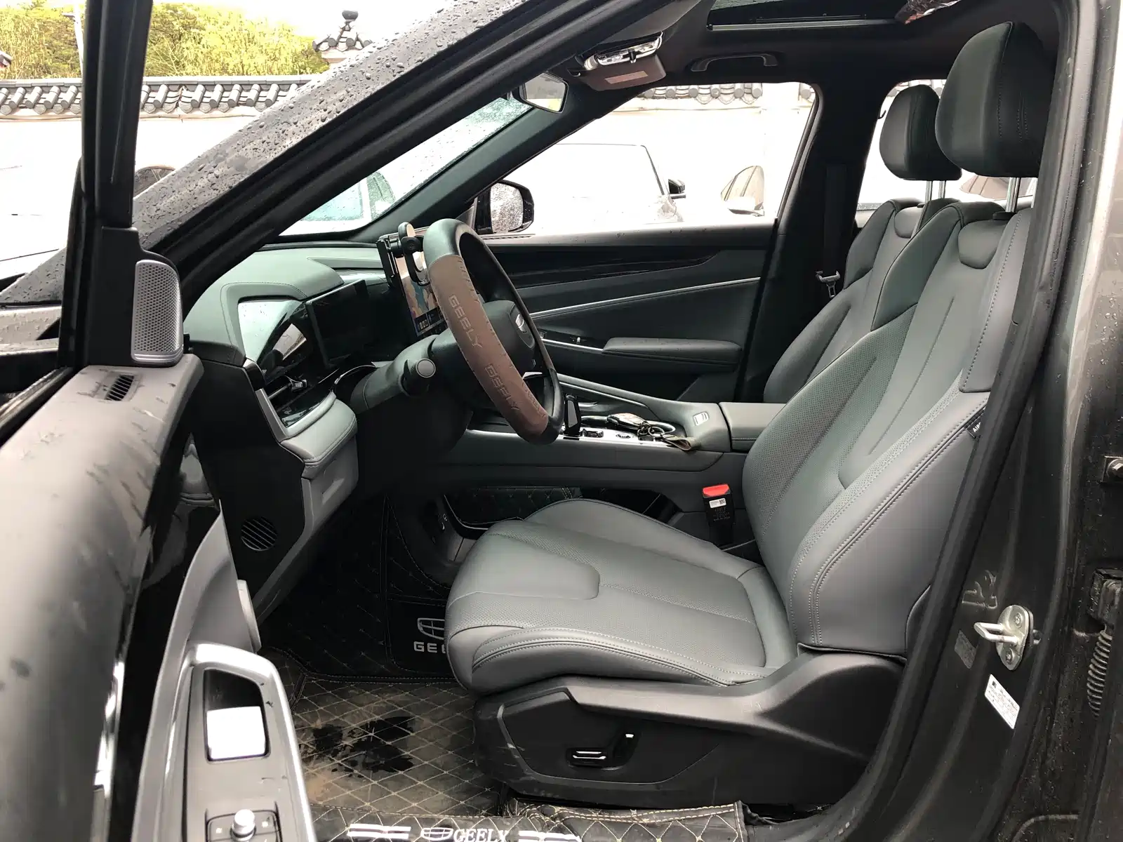 Фото 6 - Geely Atlas
