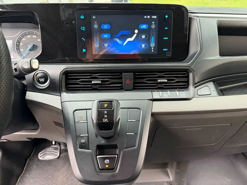 Ford Transit 2023 2023 Model 2.0T Diesel Automatic Multi-purpose Commercial Vehicle Medium Wheelbase Medium Roof 5/6 Seater