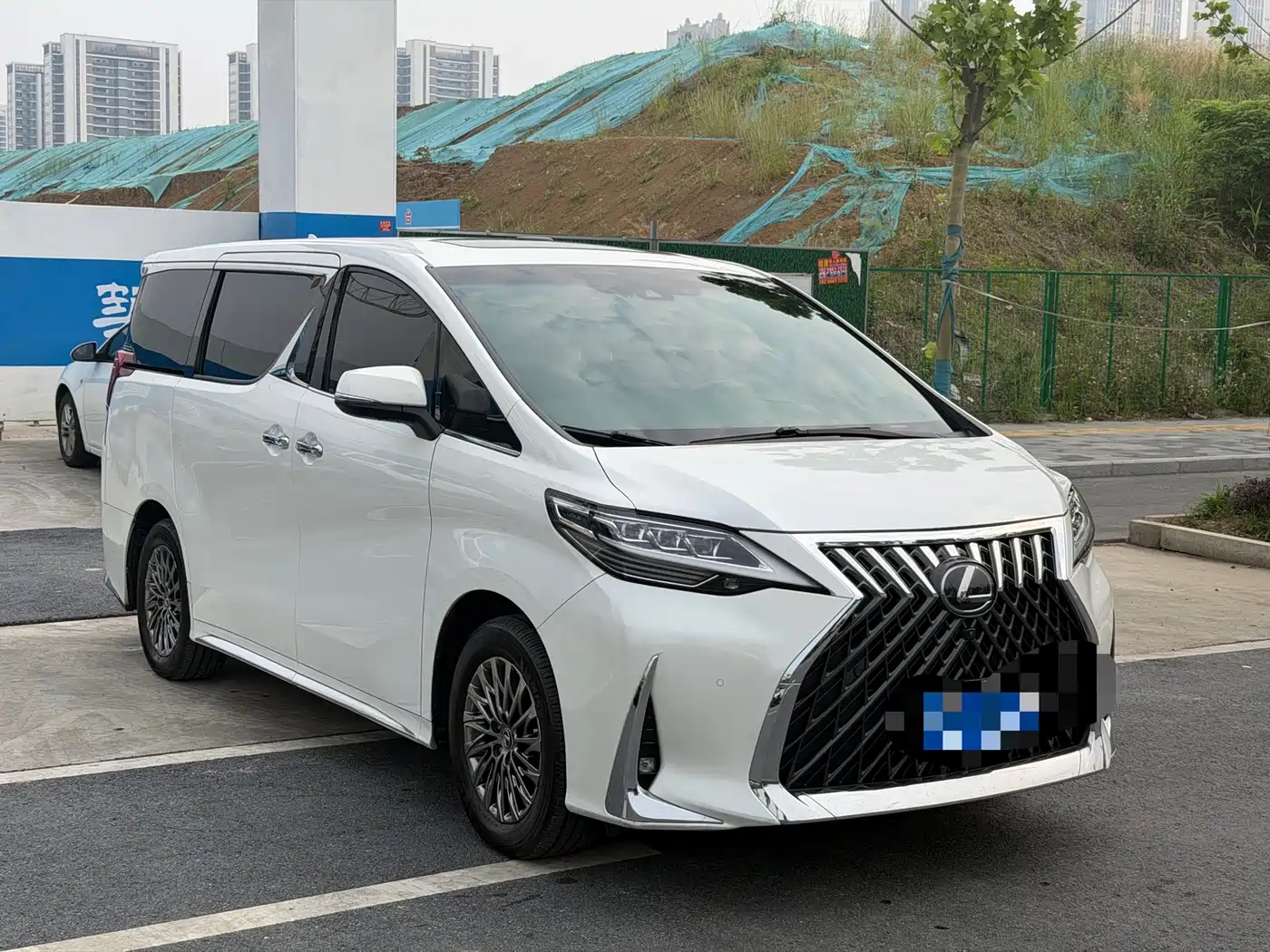 Lexus LM 2020 300h 4-Seat Imperial Edition фото 3