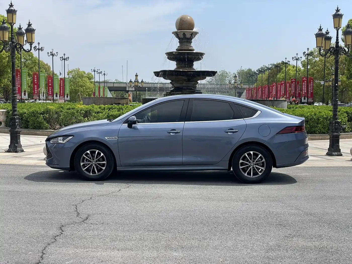 BYD Qin PLUS 2024 Glory Edition DM-i 55KM Leading фото 3