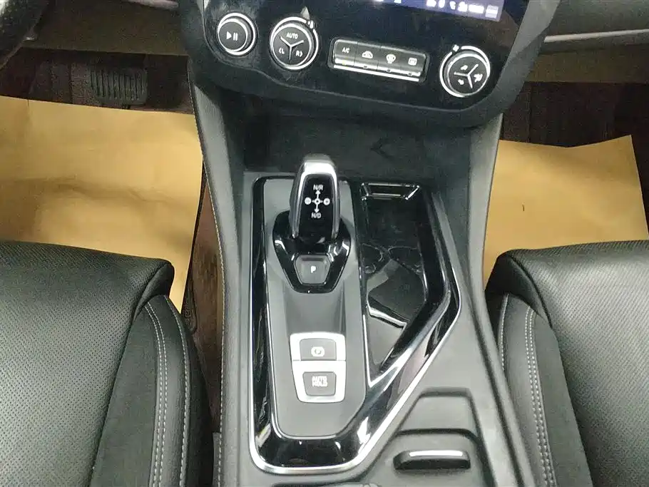 Lynk & Co 02 2021 1.5TD DCT 2WD Power Champion Edition фото 16