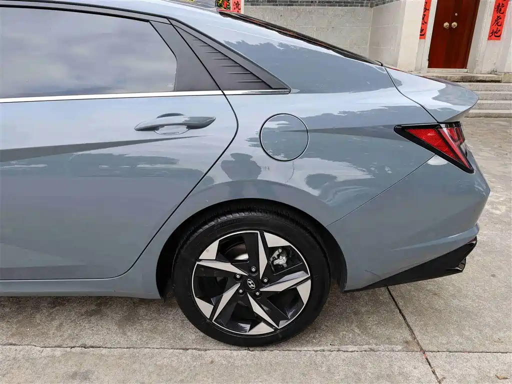 Hyundai Elantra 2021 1.5L CVT LUX Premium Edition фото 28