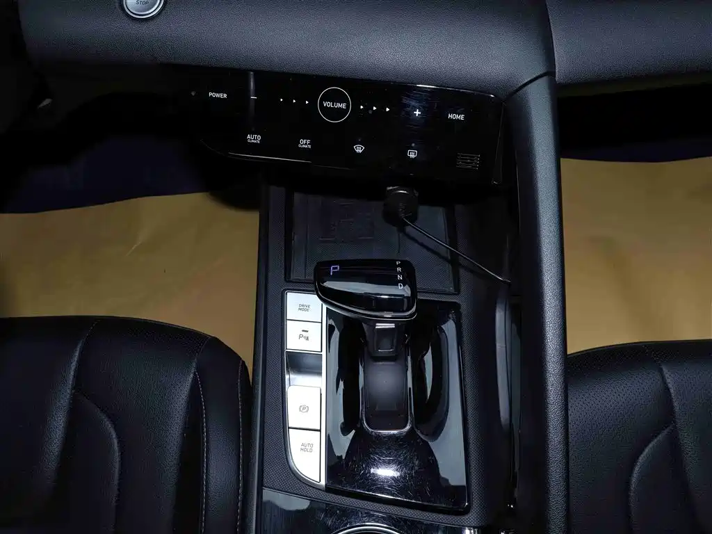 Hyundai Elantra 2021 1.5L CVT LUX Premium Edition фото 13