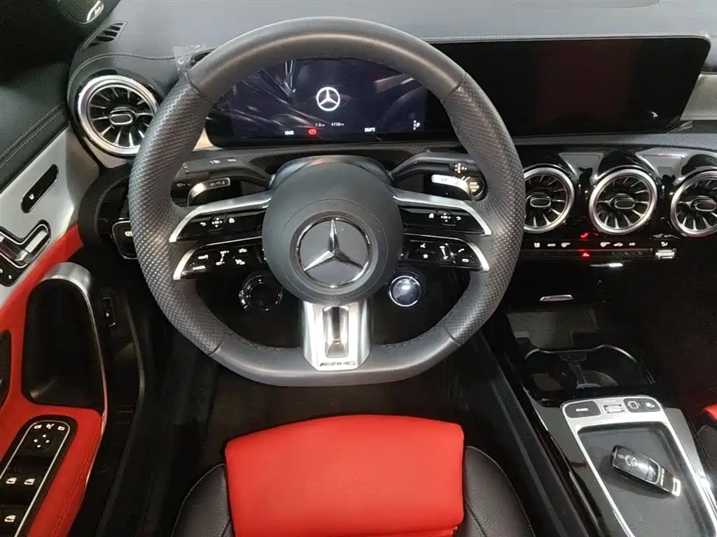 Mercedes-Benz CLA AMG 2024 Facelift AMG CLA 35 4MATIC фото 17