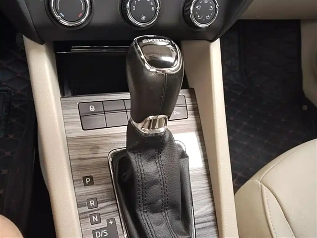 Škoda Octavia 2015 1.6L Automatic逸杰版 фото 14