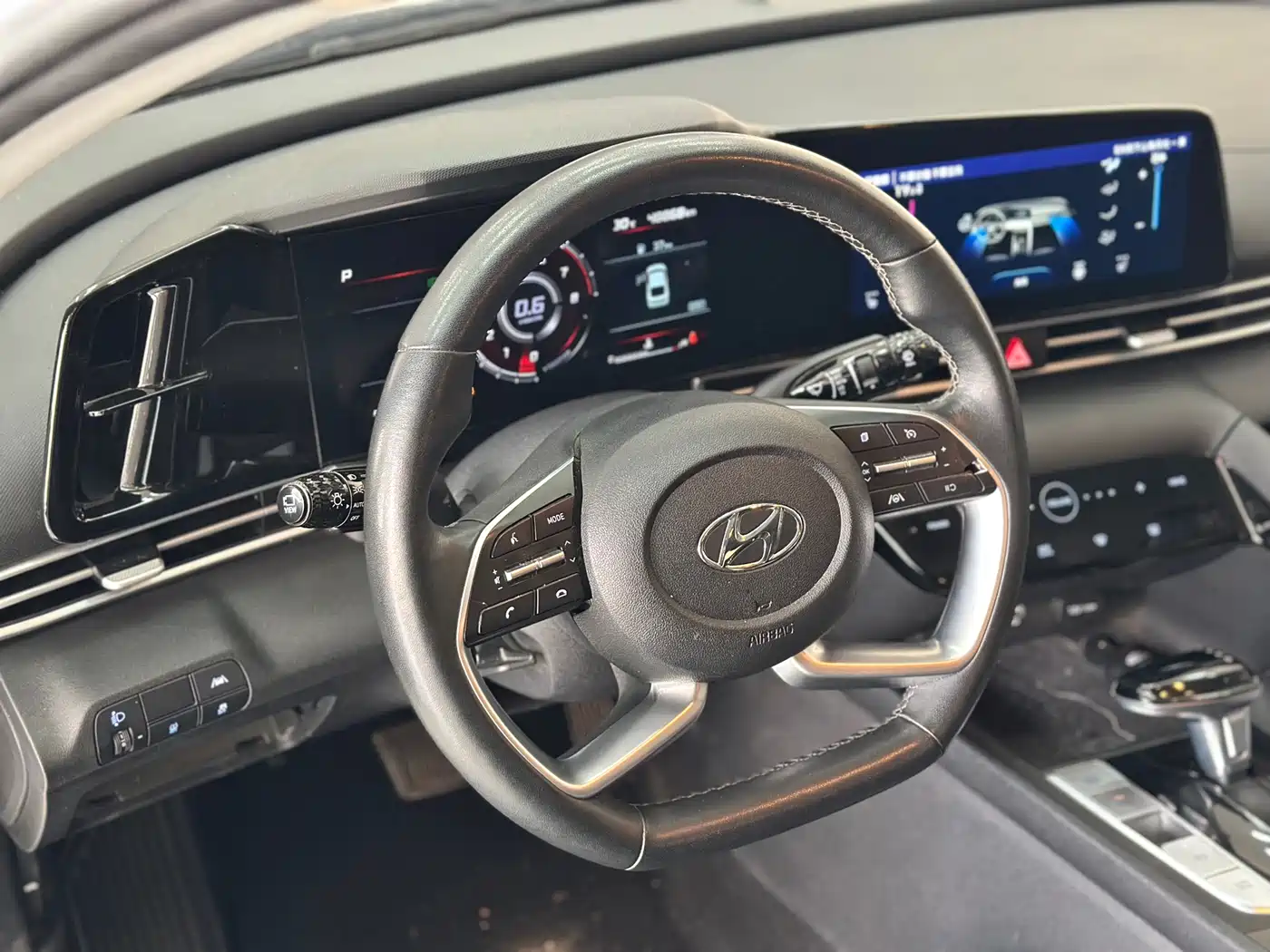 Hyundai Elantra 2021 1.5L CVT LUX Premium Edition фото 5