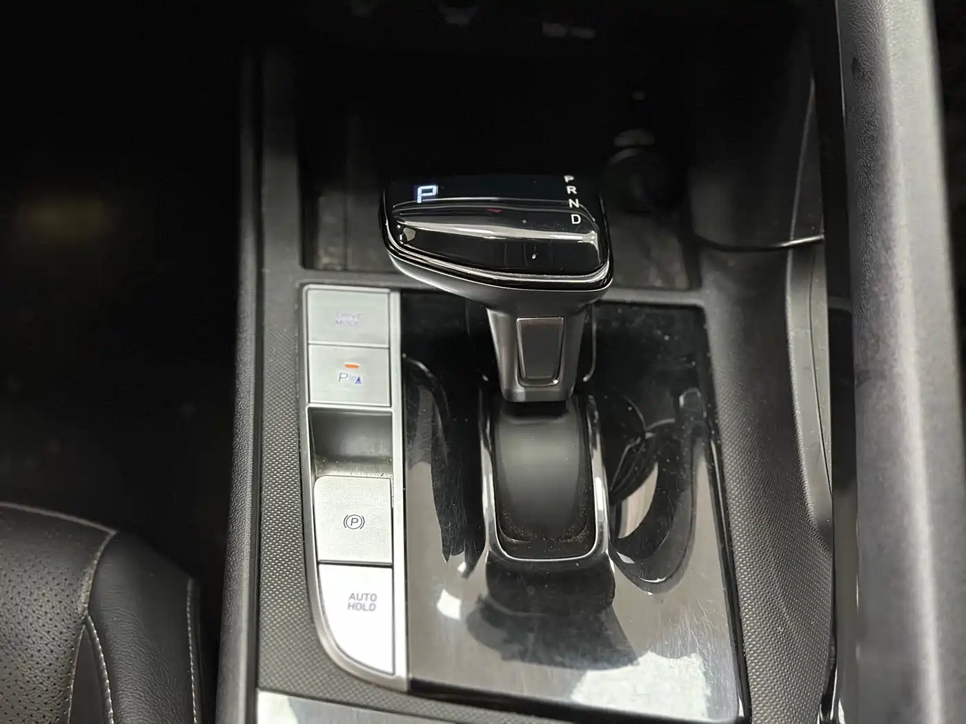 Hyundai Elantra 2021 1.5L CVT LUX Premium Edition фото 11