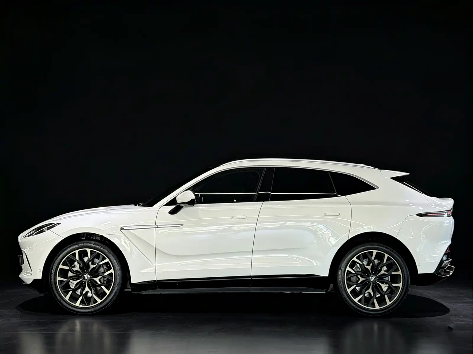 Фото 7 - Aston Martin DBX