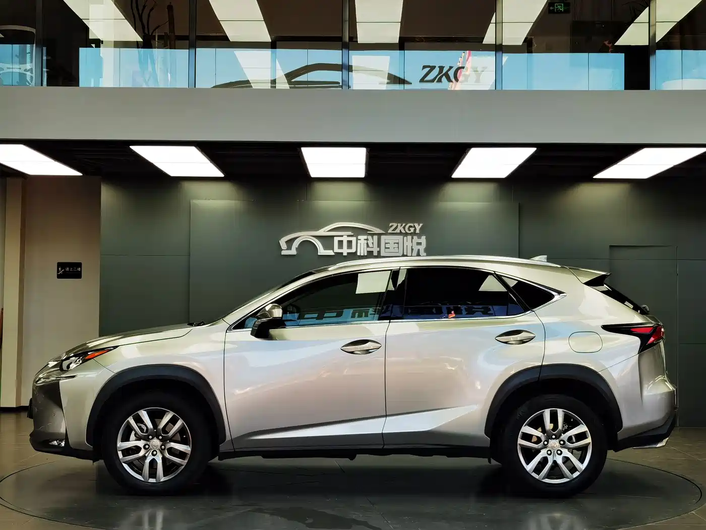 Фото 2 - Lexus NX