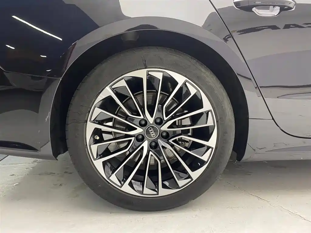 Audi A7L 2024 45 TFSI Luxury фото 11