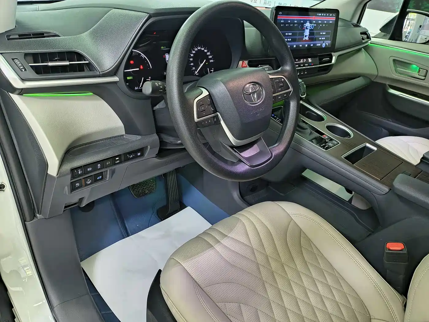 Toyota Granvia 2023 2.5L Hybrid Comfort Edition фото 8
