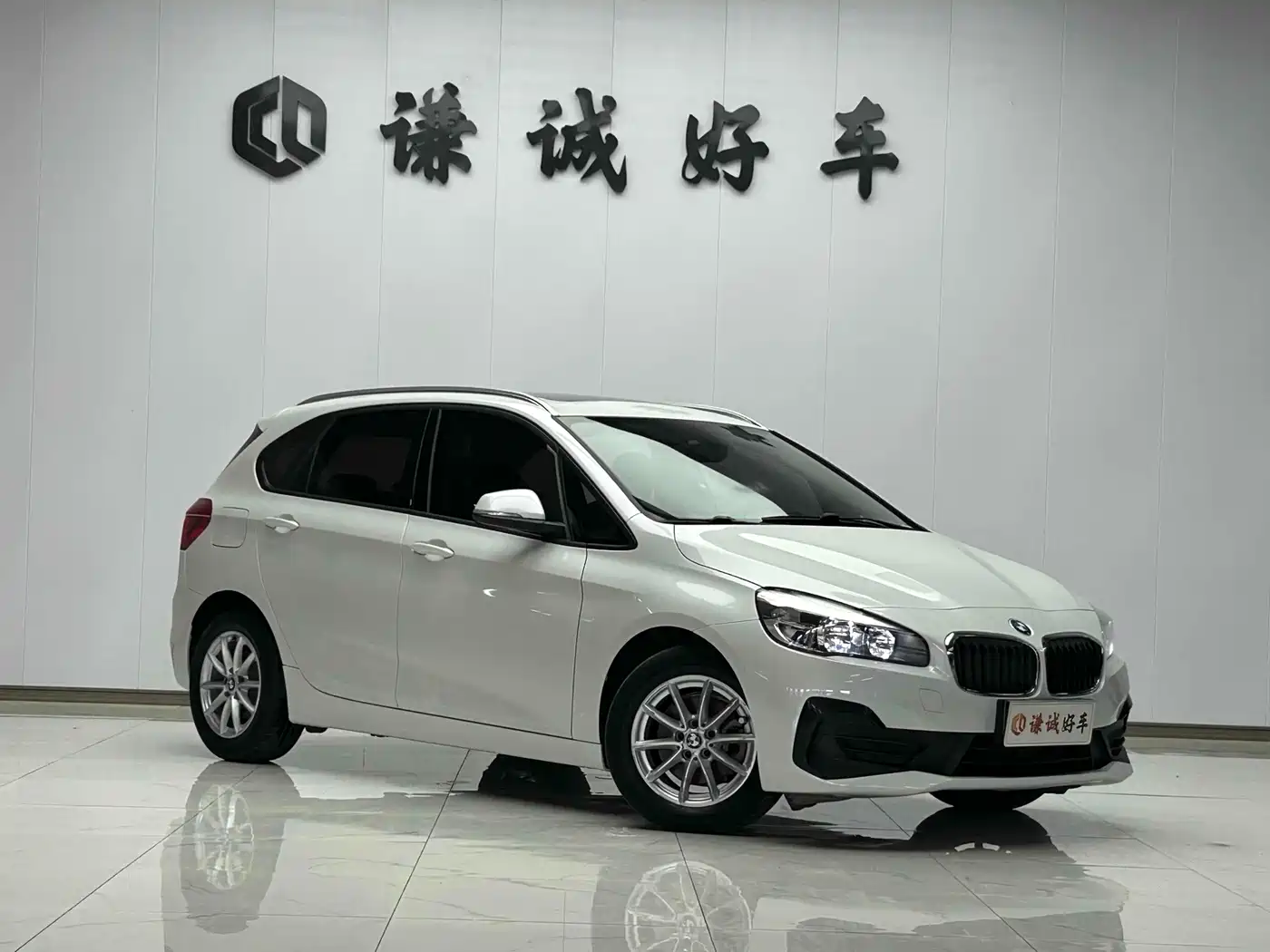 BMW 2 Series Touring 2016 218i Leading фото 5