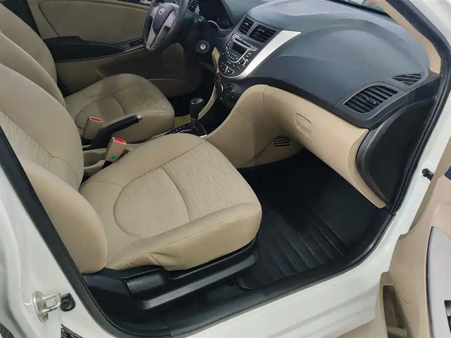 Hyundai Verna 2016 1.4L Automatic Leading GLX фото 8