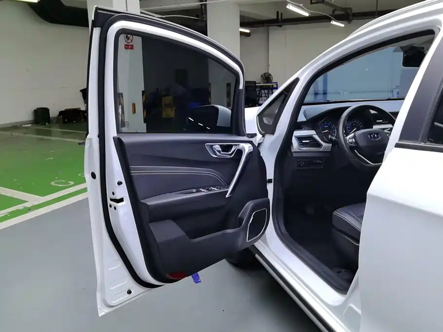Фото 7 - Geely Vision X3