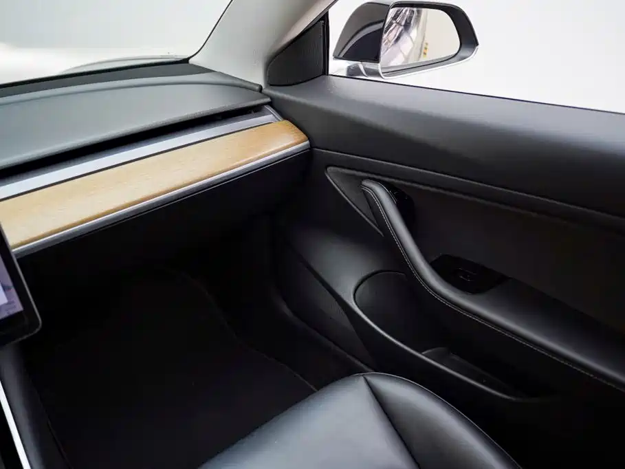 Фото 9 - Tesla Model 3