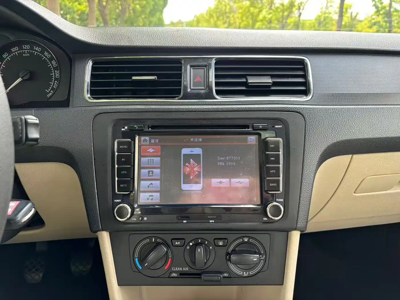 Škoda Rapid 2016 1.6L Manual Pioneer Edition фото 16