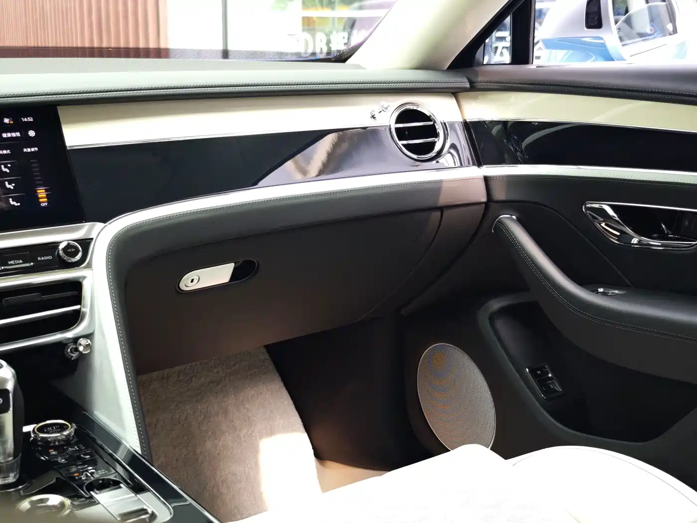 Bentley Flying Spur Plug-in Hybrid 2025 2025 Model Year 4.0T V8 Mulliner