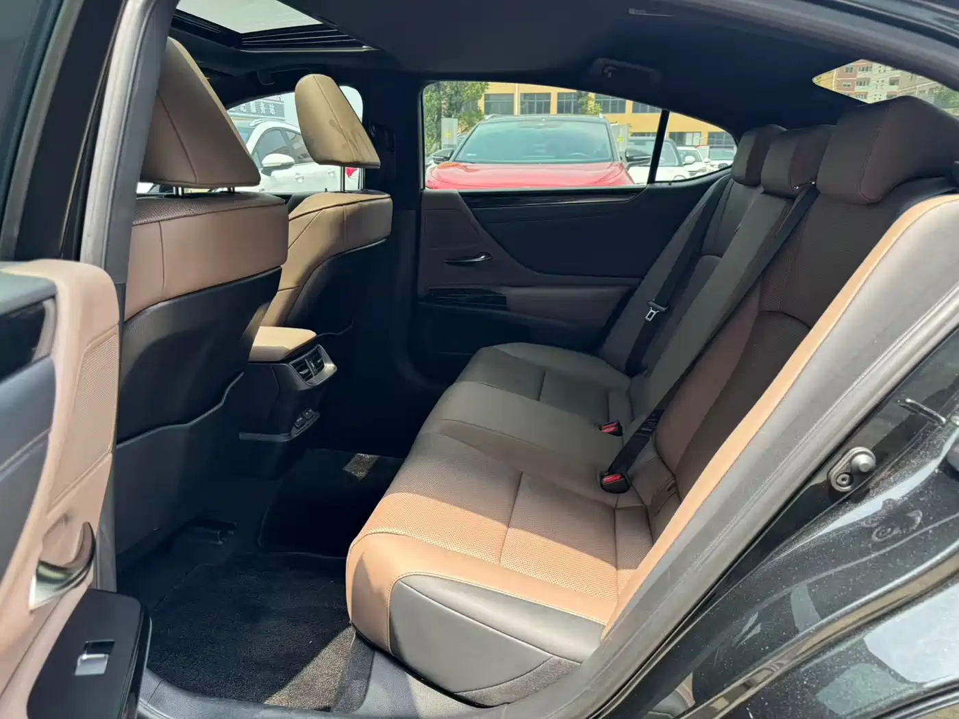 Lexus ES 2023 200 Excellence Edition фото 5