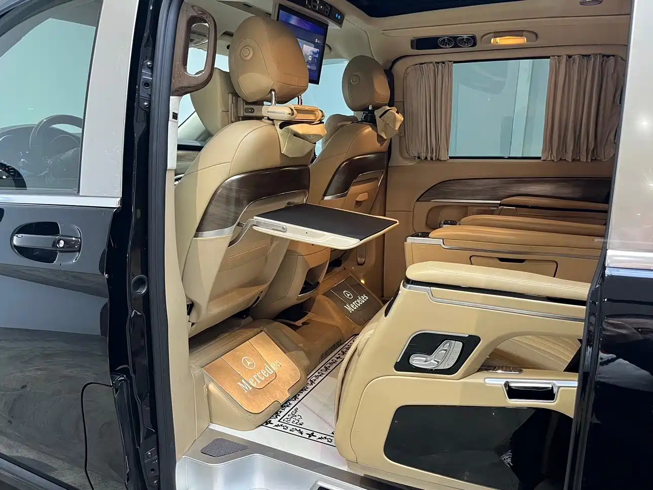 Mercedes-Benz V-Class 2021 V 260 L Long Wheelbase Premium Edition фото 16