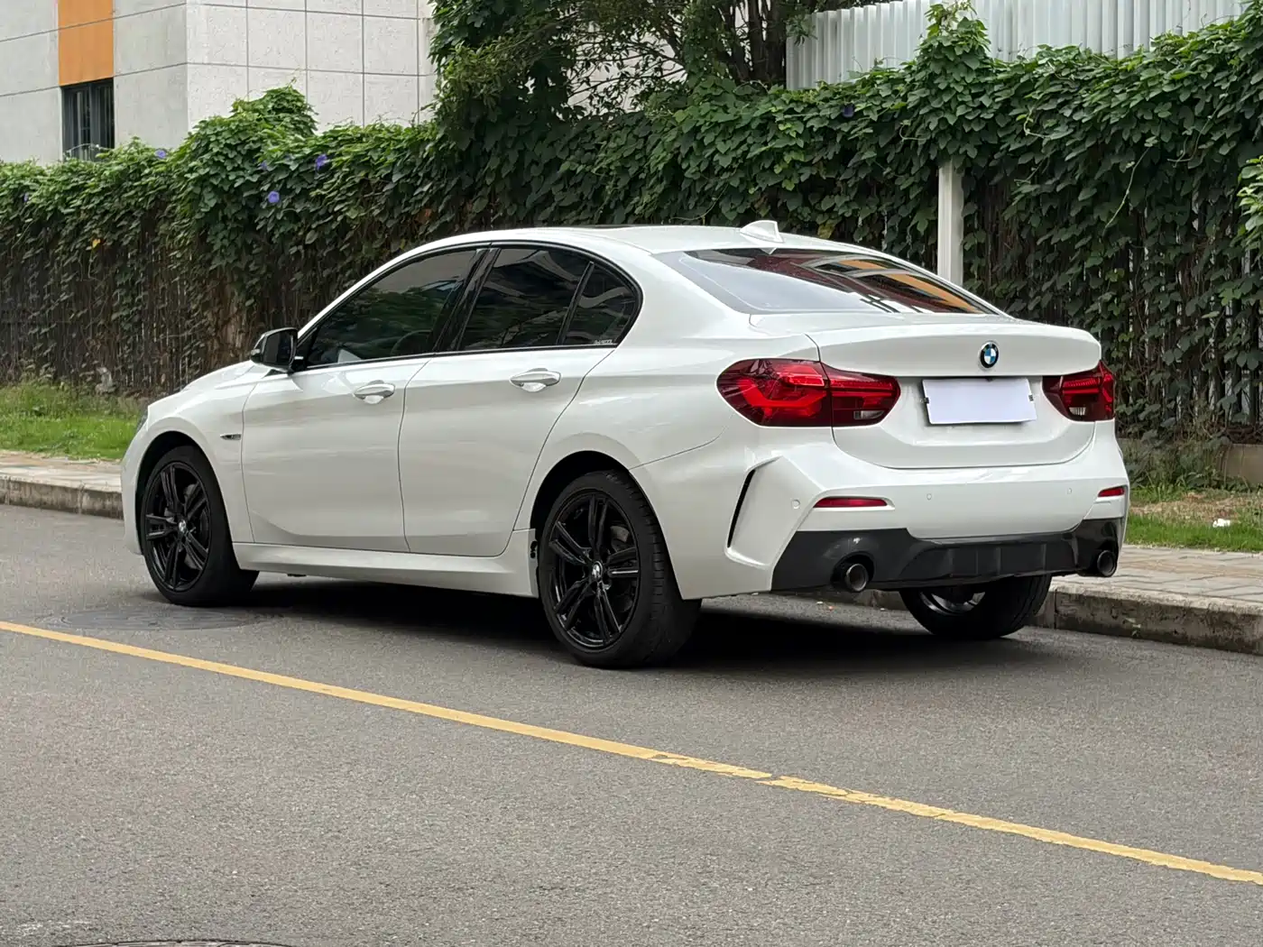 BMW 1 Series 2023 125i M Sport Shadow Edition фото 7