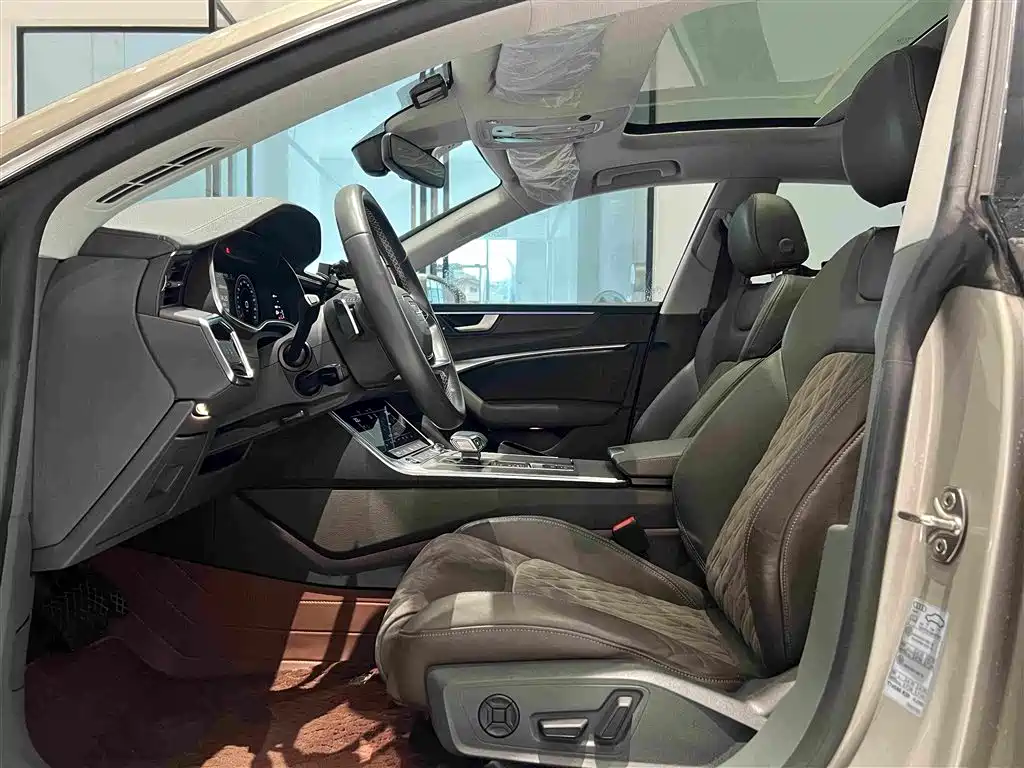 Photo 4 - Audi A7L