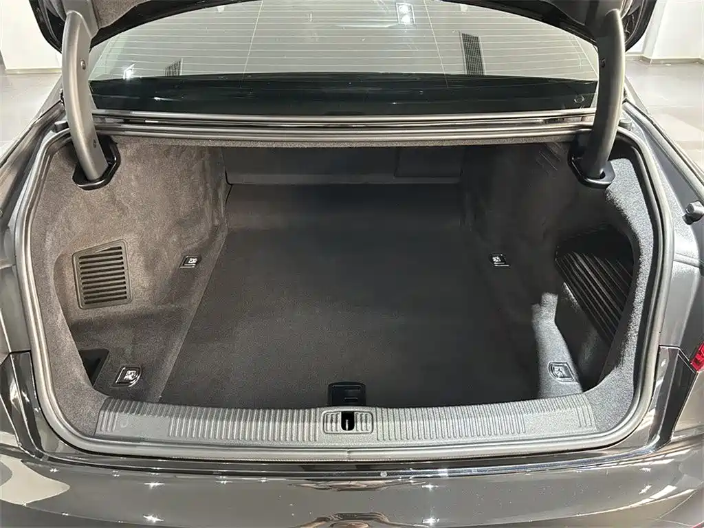 Photo 9 - Audi A8