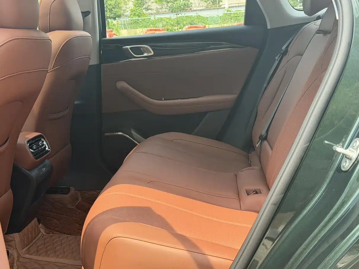 Фото 11 - Geely Emgrand