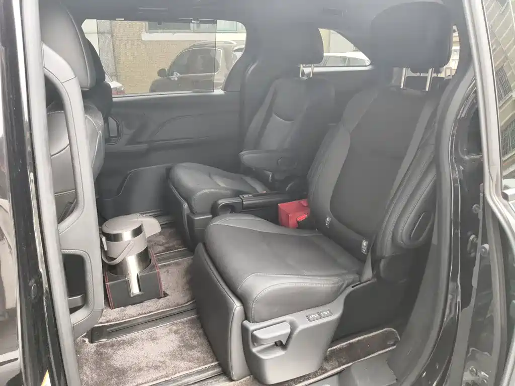 Photo 15 - Toyota Sienna