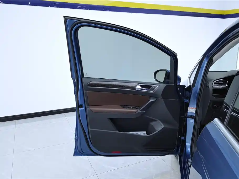 Volkswagen Touran 2016 Touran L 280TSI DSG Luxury фото 7
