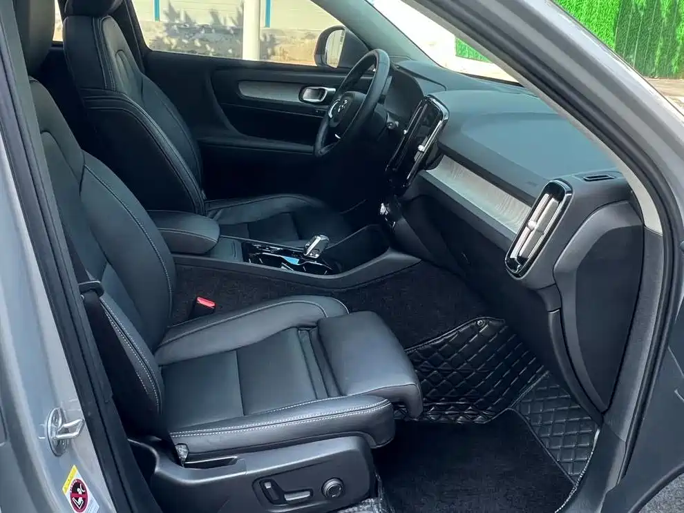 2025 Volvo XC40