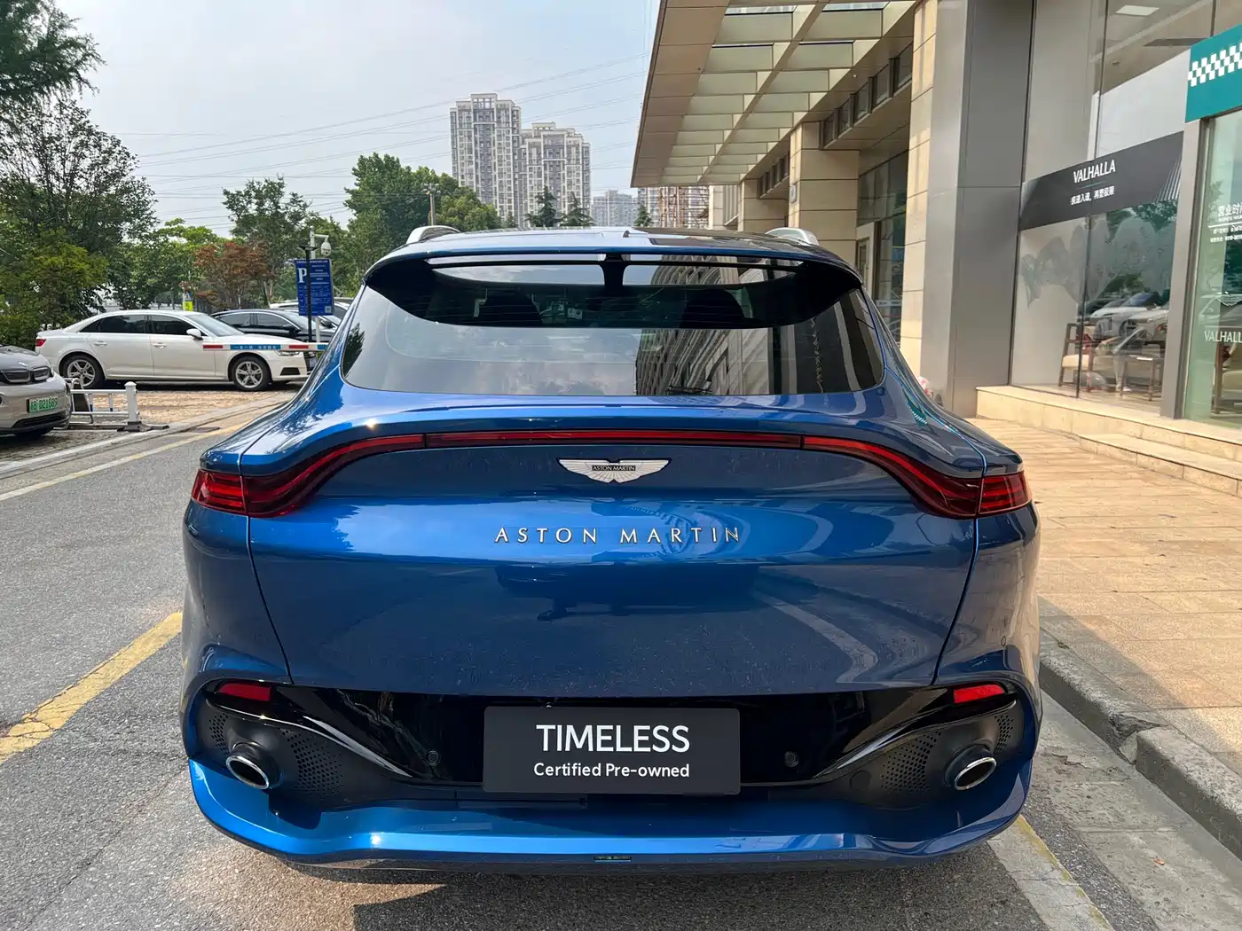 ASTON MARTIN DBX