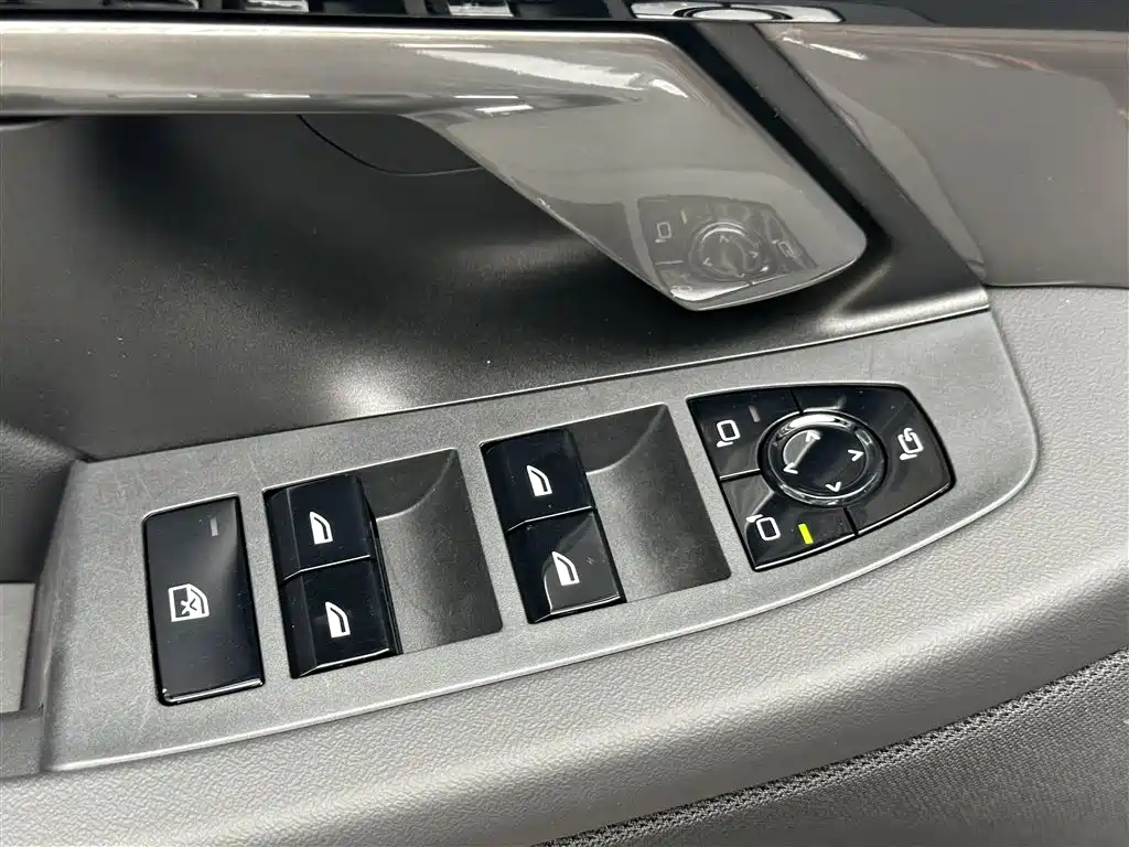 BMW 5 Series 2024 525Li M Sport Package фото 11