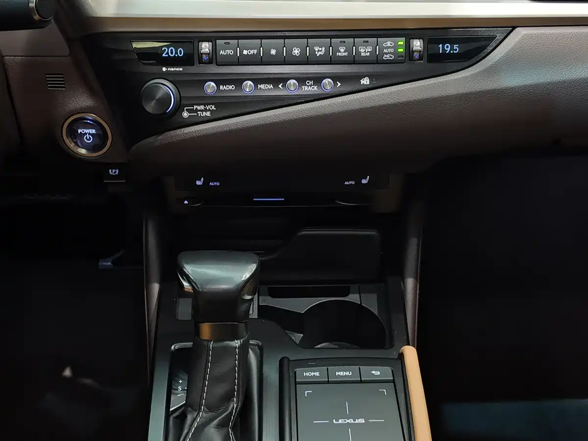 صورة 15 - Lexus ES