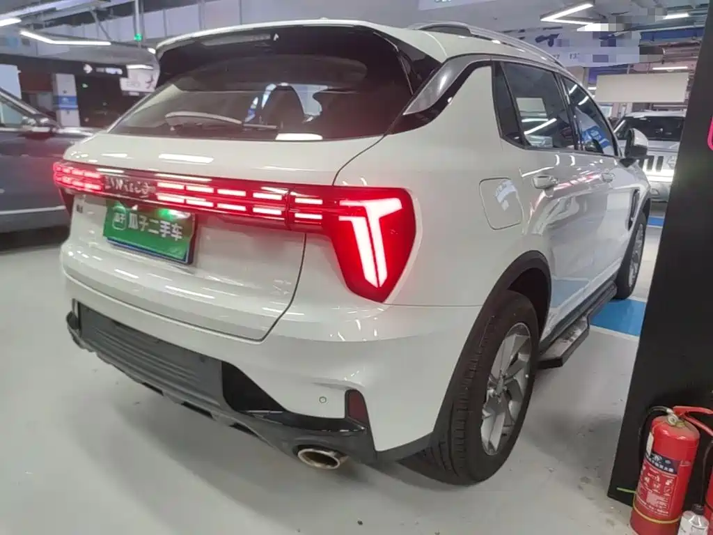 Фото 7 - Lynk & Co 01